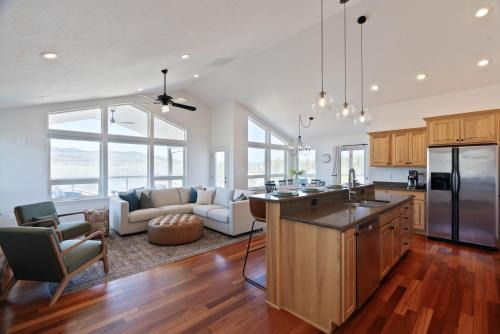 Davenport House | Friday Bay Retreat With Beautiful Lake Views