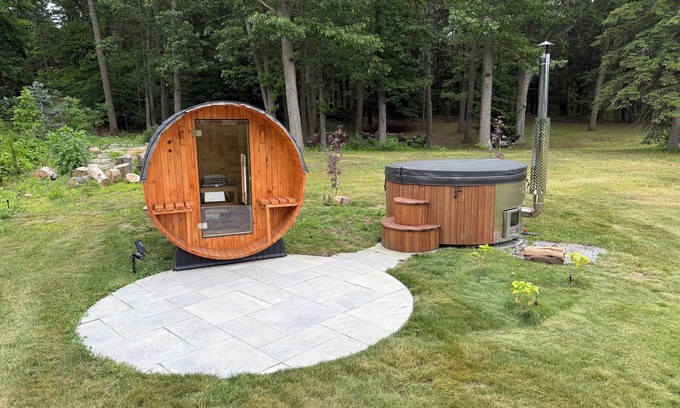 Benton Harbor Cottage | Friday Fowls Cottage - Sauna - Hot Tub - Fire Pit - Golf - Lake - Beach - Winery