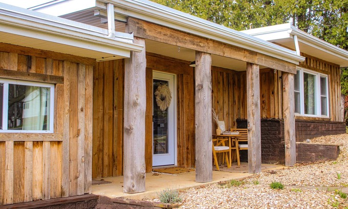Harrisonburg Cabin | Friendly City Stay! HOT TUB, NEW LISTING!