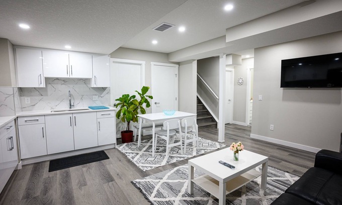 Symons Valley House | FriendlynnLegal Secondary Suite Basement (2Bedroom 1Bathroom Kitchen & Laundry)