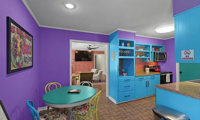 Jackson House | Friends TV House - Sleeps 8 - N. Jackson - So Fun