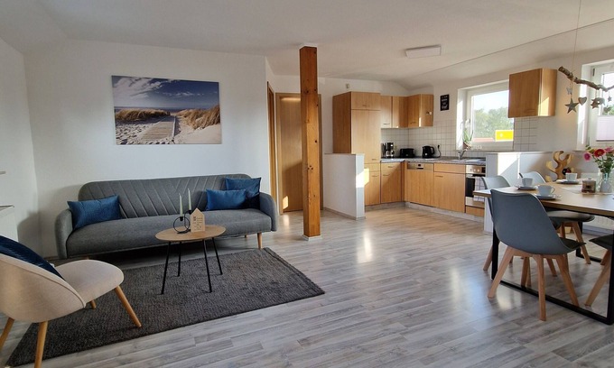 Nordenham Apartment | Frisch Renovierte Ferienwohnung an der Nordsee - 5min. Fahrt zum Strand