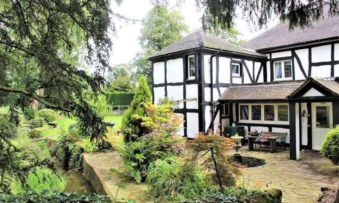 Church Minshull House | Frog Manor, Hot Tub and fantastic gardens