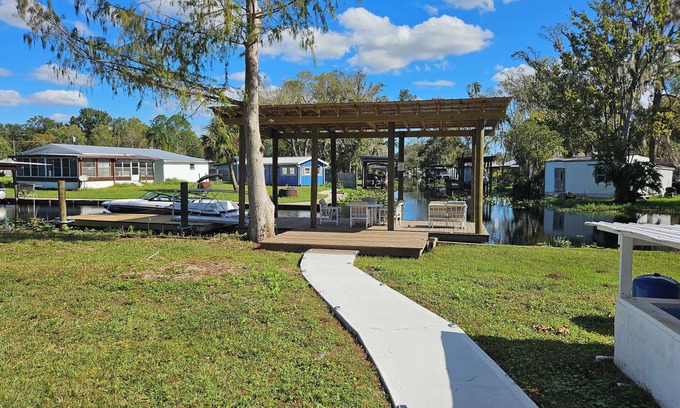 Satsuma House | Froggies Fish Camp-Dunns Creek & St. Johns RivernBoating & Fishing Paradise!