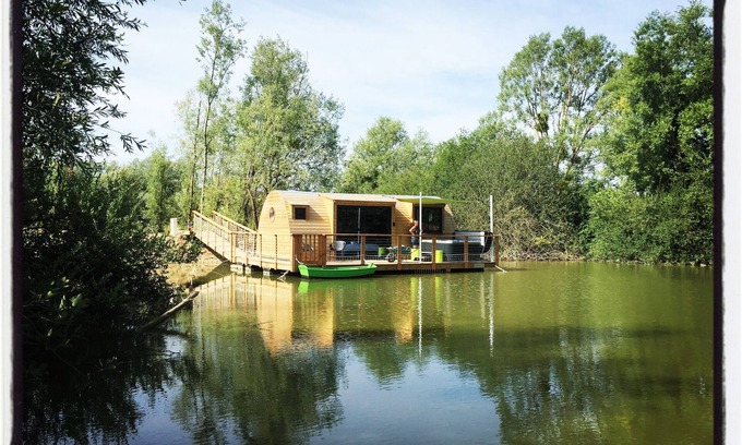 Chablis Cabin | Frogs floating cabin with private spa