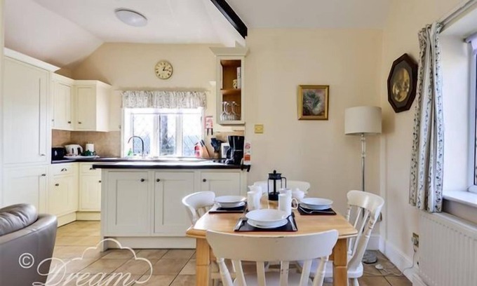 Dorchester Cottage | FROME LODGE HOUSE, pet friendly, with open fire in Frome Whitfield