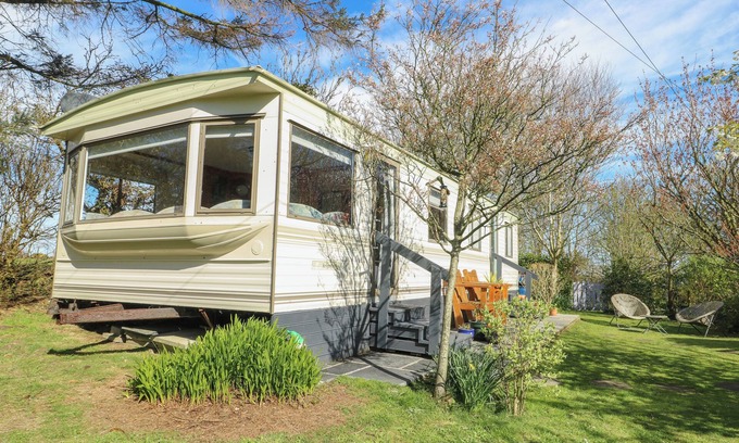 Cylch-Y-Garn Cottage | FRON DDERW CARAVAN, family friendly, with a garden in Llanfechell