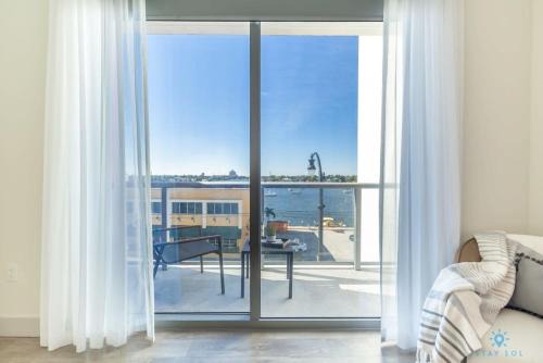 Hollywood House | Front Bay View, Enjoy Sunsets, Amazing Pool