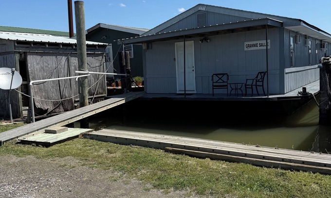 Venice Boat Rental | Front row Venice Marina 3-bedroom hs. boat sleeps 6. Steps away from restaurant.