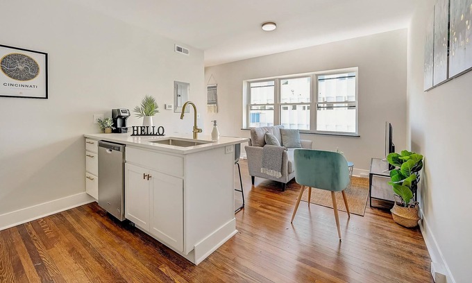 East Walnut HIlls Apartment | Frontdesk | 1 BR close to Krohn Conservatory