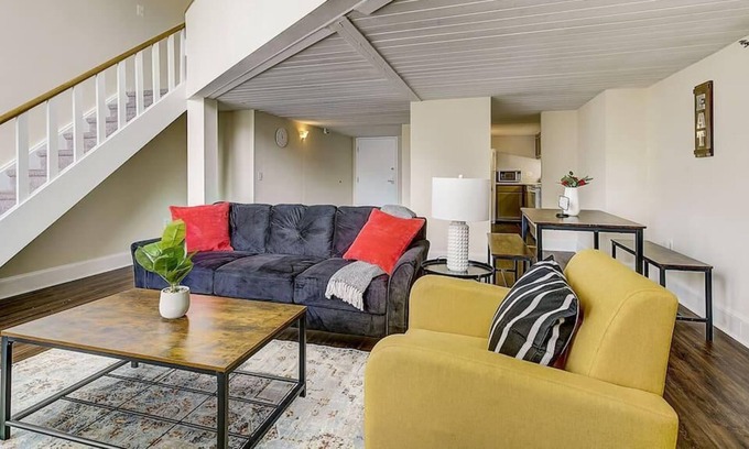 Gayborhood Apartment | Frontdesk | 1 BR Loft Apt Near Center City