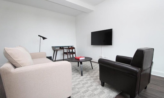 East Hyde Park Apartment | FRONTDESK 1BR Apt near Garden of the Phoenix