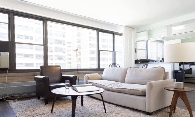 Indian Village Apartment | Frontdesk | 2 BR Apt near University of Chicago