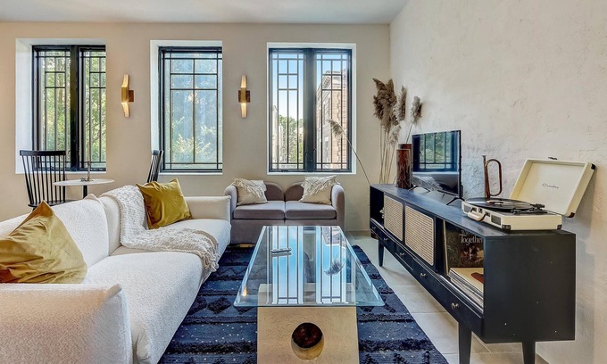 Queen Village Apartment | FRONTDESK 313 South St Apts Philadelphia