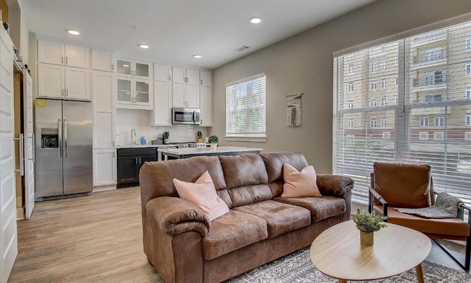 Fourth Ward Apartment | FRONTDESK 500 West Trade Apts Fourth Ward Charlotte