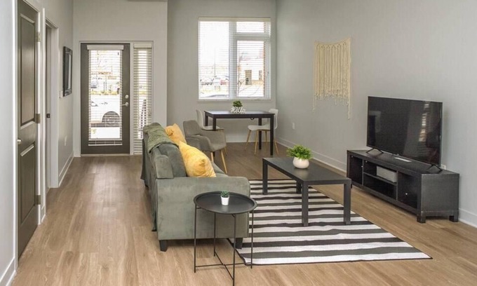 Downtown Des Moines Apartment | Frontdesk | Comfortable 2BR Near Historic District