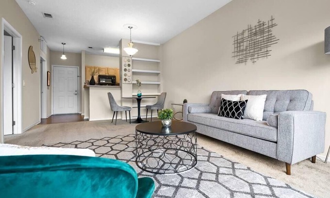 North Shore Apartment | Frontdesk | Convenient 1 BR in the North Side