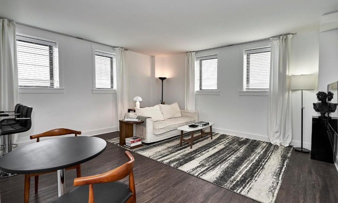 East Hyde Park Apartment | FRONTDESK Hyde Park Studio Apt with Lake View