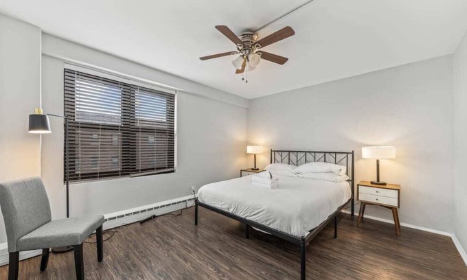 Hyde Park Apartment | Frontdesk | Open 1 BR Apt near Lake Michigan