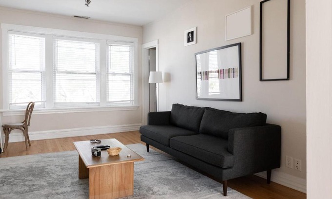 Roscoe Village Apartment | FRONTDESK Revamped 1 BR Apt with Laundry and Lake View