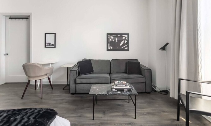 East Hyde Park Apartment | Frontdesk | Trendy Studio Apt near Lake Michigan