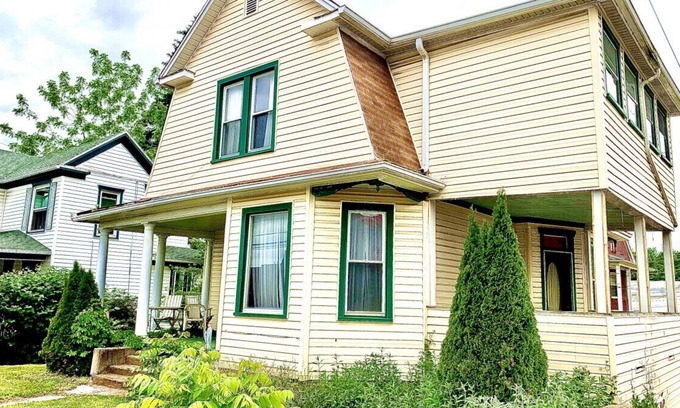 Frostburg House | FROSTBURG-House-GuestRoom-A