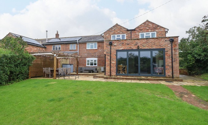 Newport Cottage | FROSTHILL COTTAGE, pet friendly, with open fire in Carisbrooke