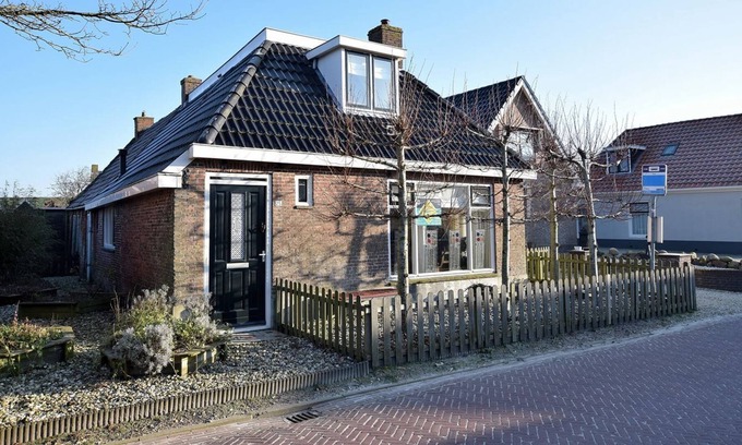 Paesens-Moddergat House | Frysk Hûs, holiday home in a quiet location