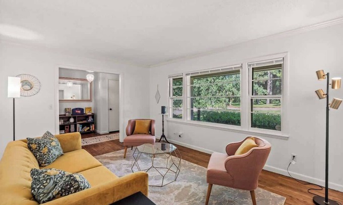 Forest Acres House | Ft. Jackson, USC, Fenced Yard, Fast Wi-Fi, 3 TVs