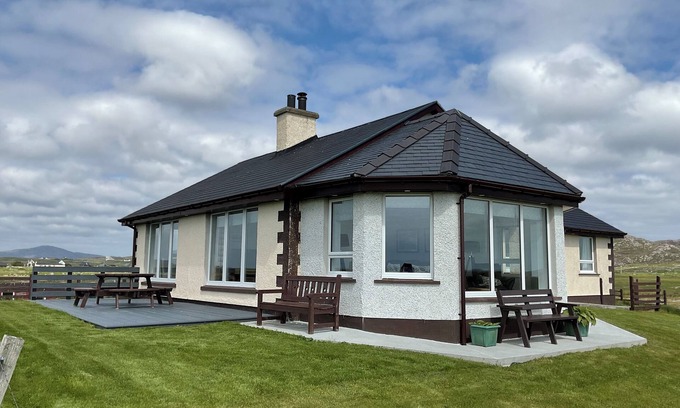 Pollachar Cottage | FUIDAIGH, pet friendly in Daliburgh, Isle Of South Uist