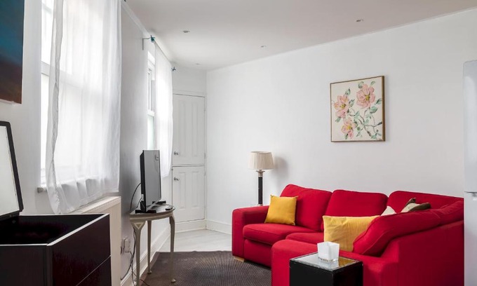 Munster House | Fulham Amazing 2-Bedroom House by Central London