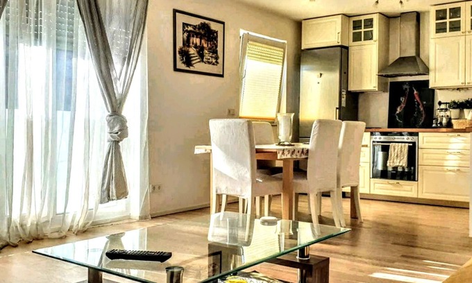 Munchen District Apartment | Full Apt, 2 BedRm, 2 bathRm. by ICM,15/20 min to CityCenter/Oktoberfest, Parking