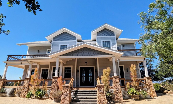 Ramona House | Full Circle Farms Getaways and Retreats - French Style Chateau