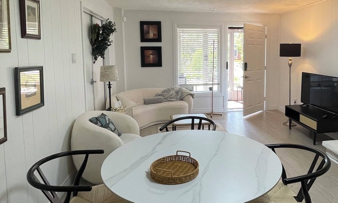 Thornhill Villa | Full floor 2 bedroom suite at Thornhill