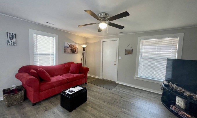 Lincoln House | Full home short walk to Memorial stadium, Hawks field, Railyard & Pinnacle arena