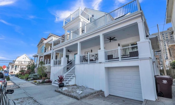 Ventnor City House | Full House Beach Block Sleeps 26 Ocean views