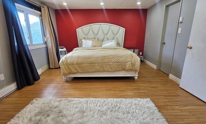 Pickering Hotel | FULL HOUSE! Free Parking! 5 min from GO, Malls, Attractions, Restaurants