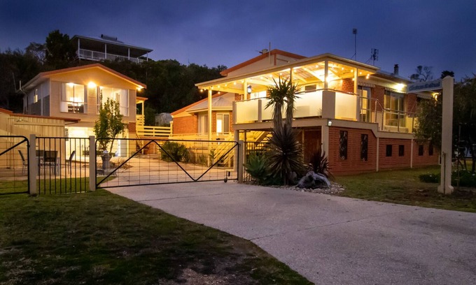 Loch Sport House | FULL HOUSE PLUS APARTMENT-BY LAKE VICTORIA