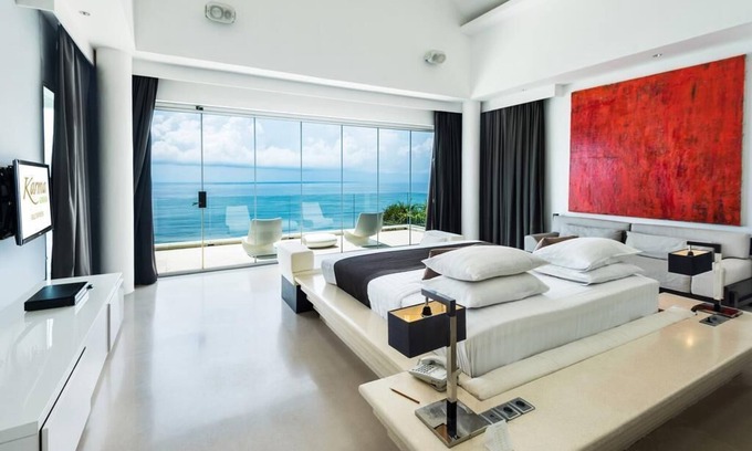 Tanjungbenoa Villa | Full kitchen facilities and a living room & Beach View