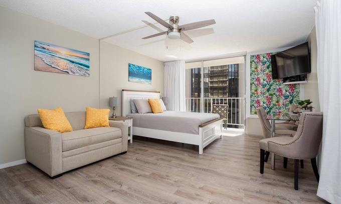 Honolulu Condo | Full Kitchen- Free Parking- 2 Balconies