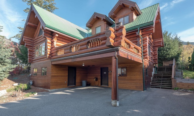 Tappen Cabin | Full Log Cabin - sleeps 8, with AC and beautiful view of Shuswap Lake