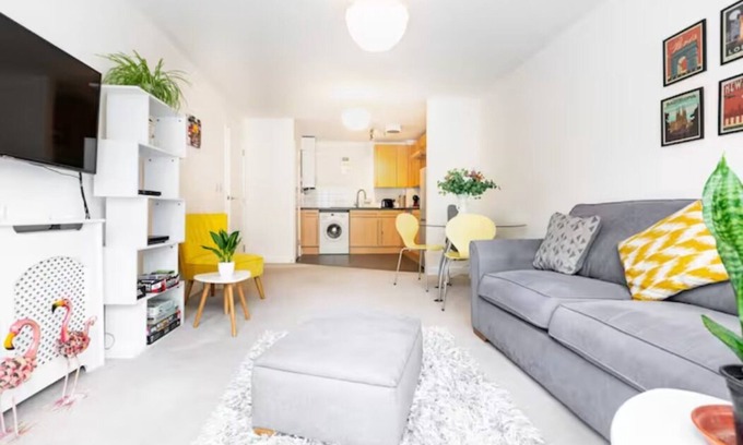 Larkhall Apartment | Full of light 1BR apartment in Stockwell