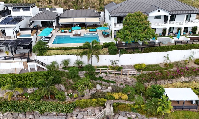 Challengers Resort | Full-Property Luxury Retreat - 12 Beds - Private Pool, Chef & Concierge