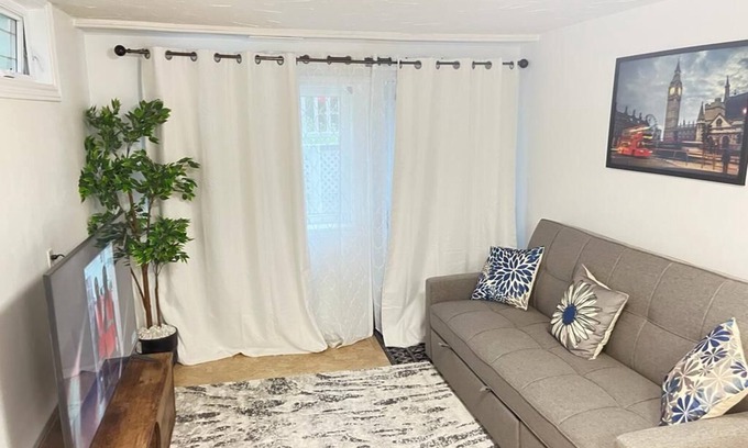 District Saint - Raymond - Vanier Apartment | Full Studio in Hull with parking, wifi and kitchen, 5min from Ottawa parliament