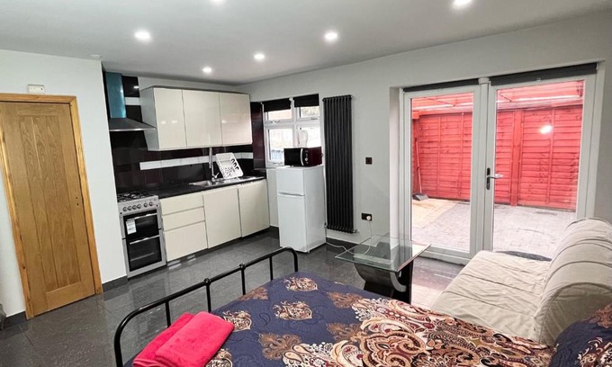 Pinkwell Apartment | Full Studio Near Heathrow Airport & London