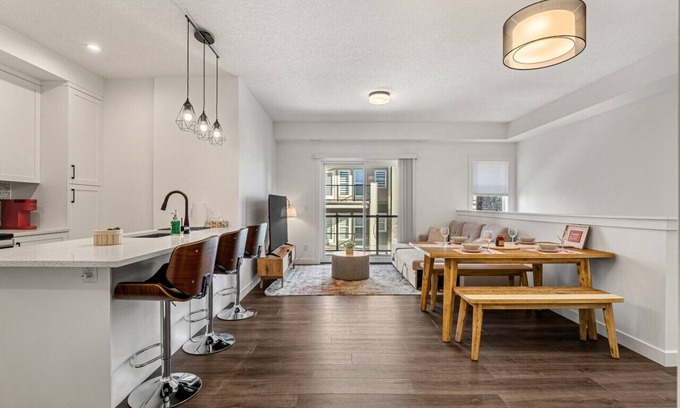 Springbank Hill House | Full Townhouse » Garage » King Bed » Office Space
