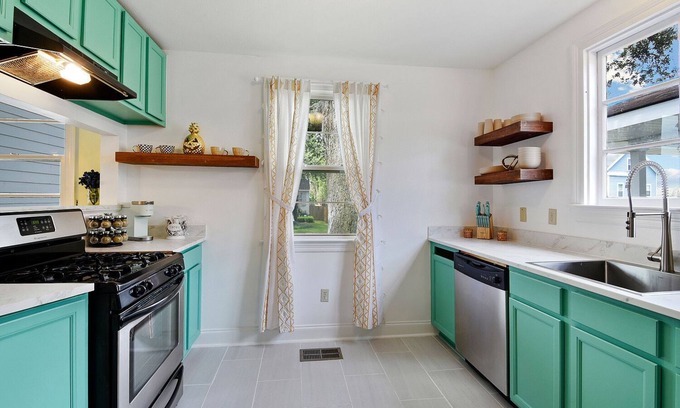 Lakeview Apartment | Full unit off Canal Blvd. 4 miles from French Qtr.