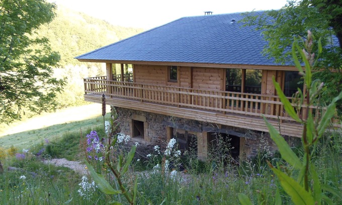 Sainte-Eulalie-d'Olt Ski Chalet | FULL-WOOD CHALET 6 PLACES