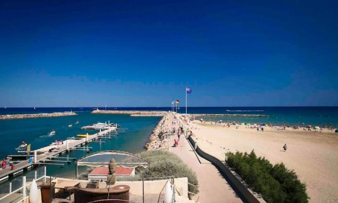 Le Port Apartment | Fully-equipped T2 apartment in Port de Canet-en-Roussillon, ground floor, near beach.
