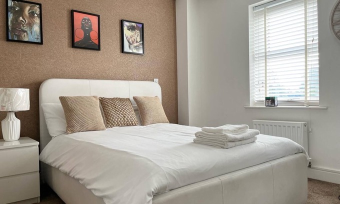 Whittington Apartment | Fully Equipped 2BR Near Bittacy Hill Park - 8mins